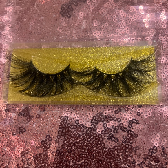 Lashes - Picture 5 of 16